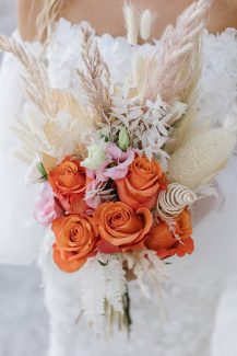 Ξεχωριστή νυφική ανθοδέσμη με pampas grass και πορτοκαλί τριαντάφυλλα