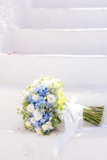 Ρομαντική νυφική ανθοδέσμη με γαλάζιες ορτανσίες και λυσίανθο