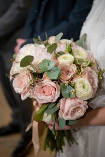 Ρομαντική νυφική ανθοδέσμη με ροζ και λευκά τριαντάφυλλα