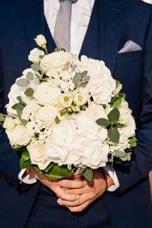 Όμορφο νυφικό μπουκέτο με λευκά τριαντάφυλλα και λυσίανθους