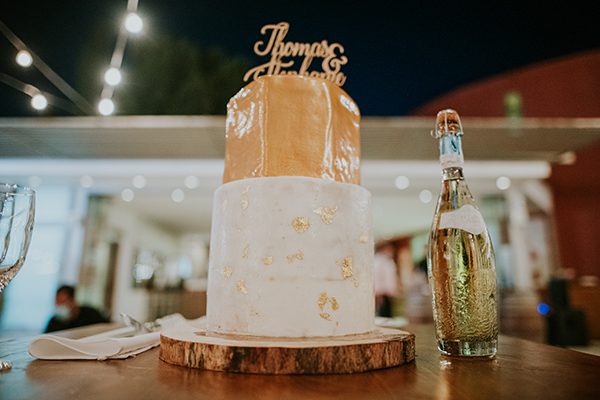 Μοντέρνα γαμήλια τούρτα με φύλλα χρυσού και cake topper
