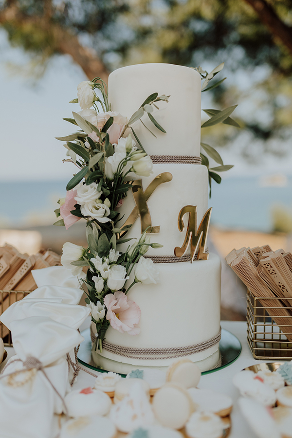 Τριώροφη ρομαντική γαμήλια τούρτα