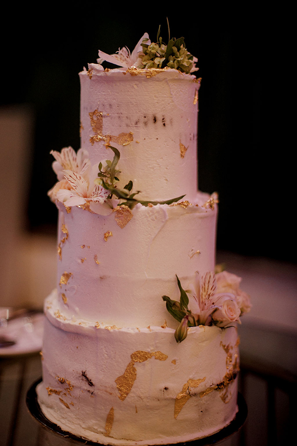 Γαμήλια τούρτα τριών ορόφων με φύλλα χρυσού και fresh flowers
