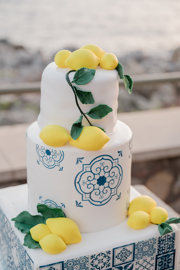 Μοντέρνα γαμήλια τούρτα δύο ορόφων με λεμόνια από ζαχαρόπαστα