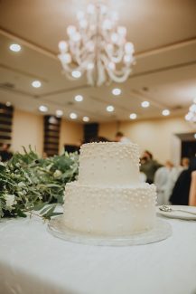 Διώροφη γαμήλια τούρτα με πέρλες