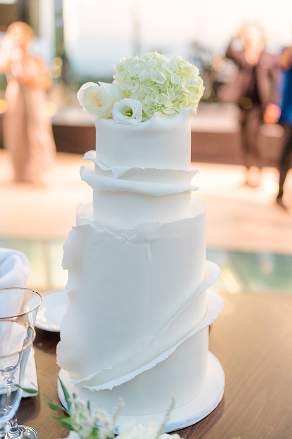 Εντυπωσιακή γαμήλια τούρτα με floral topper από ορτανσίες και τριαντάφυλλα