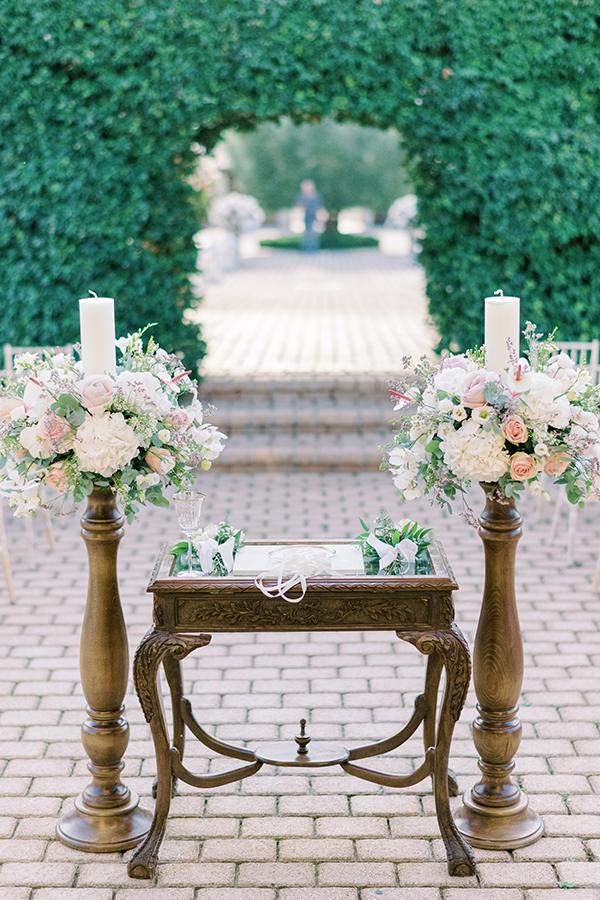 Στολισμός γαμήλιας λαμπάδας με ορτανσίες και τριαντάφυλλα
