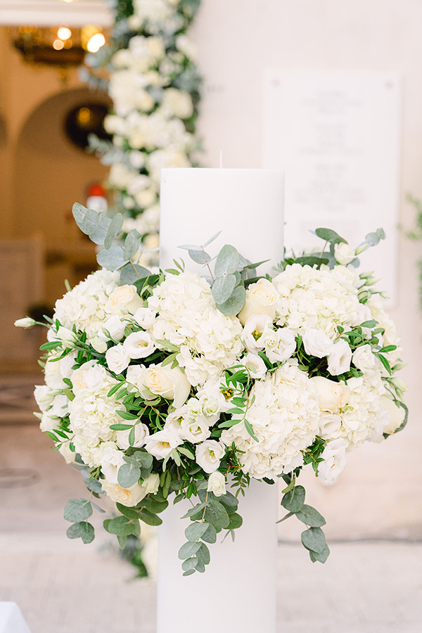Διακόσμηση λαμπάδας γάμου με peach τριαντάφυλλα και λευκές ορτανσίες