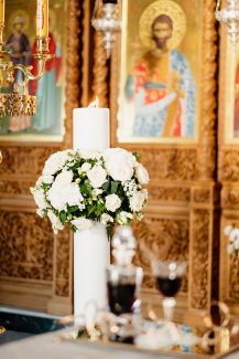 Στολισμός λαμπάδας γάμου με λευκές ορτανσίες και τριαντάφυλλα
