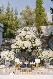 Elegant διακόσμηση candy table με άσπρες ορτανσίες και χρυσές λεπτομέρειες