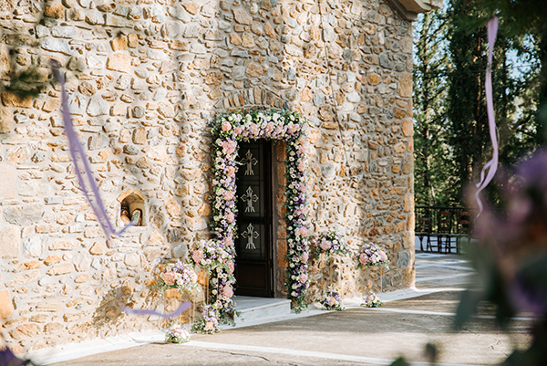 Ρομαντικός στολισμός εισόδου εκκλησίας λιλά και peach λουλούδια