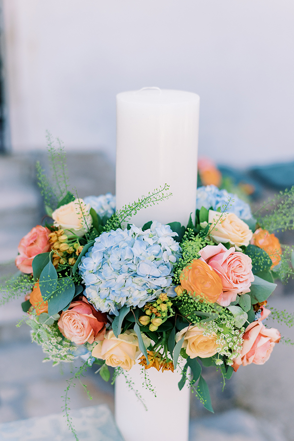Διακόσμηση λαμπάδας γάμου με λουλούδια σε έντομα χρώματα