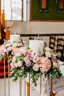 Όμορφη διακόσμηση γαμήλιας λαμπάδας με ροζ ορτανσίες και λυσίανθο