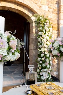 Υπέροχη διακόσμηση γαμήλιας λαμπάδας με λευκά και ροζ λουλούδια