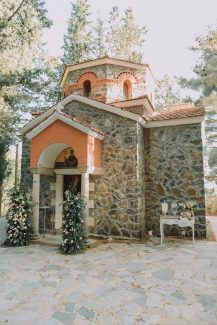 Στολισμός εισόδου εκκλησίας με οριζόντιες ανθοστήλες