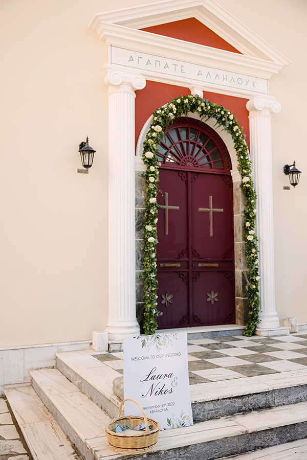 Στολισμός εισόδου εκκλησίας με λουλουδένια γιρλάντα από τριαντάφυλλα και λυσίανθους