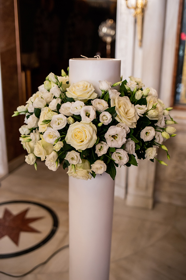 Ρομαντικός στολισμός γαμήλιας λαμπάδας με λυσίανθο και τριαντάφυλλα