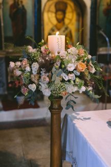 Στολισμός λαμπάδας γάμου με λυσίανθο και τριαντάφυλλα