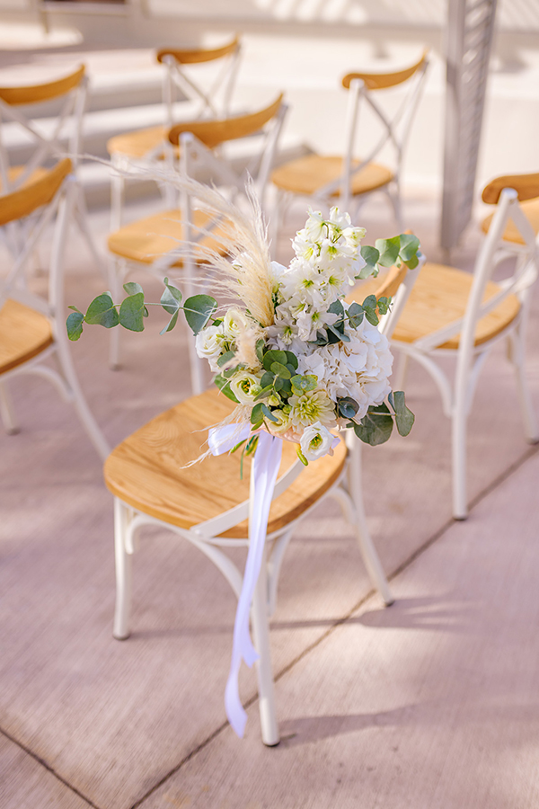 Ρομαντική διακόσμηση καρέκλας γάμου με λευκά δελφίνιουμ