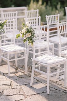 Διακόσμηση καρέκλας γάμου με λευκούς λυσίανθους και ιβουάρ τριαντάφυλλα
