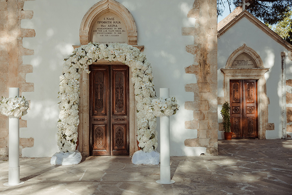 Στολισμός εισόδου εκκλησίας λευκή λουλουδένια αψίδα