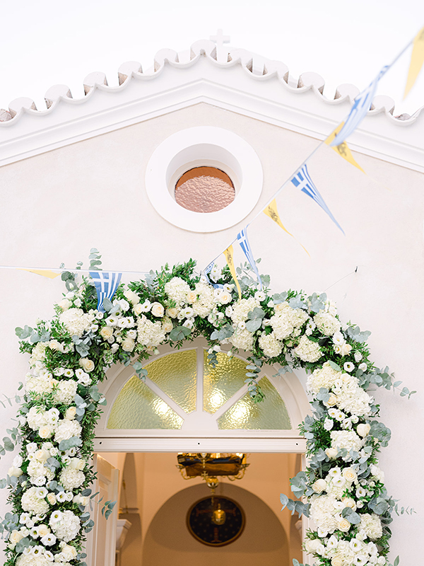 Στολισμός εισόδου εκκλησίας με λουλουδένια γιρλάντα απο ορτανσίες