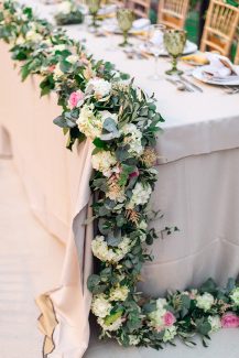 Ρομαντικός στολισμός γαμήλιου τραπεζιού με  γιρλάντα λουλουδιών