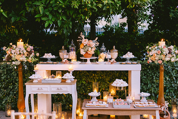 Κομψός στολισμός dessert table με κεριά και όμορφα άνθη