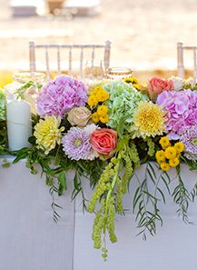 Colorful διακόσμηση γαμήλιου τραπεζιού με πληθώρα λουλουδιών