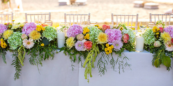 Colorful διακόσμηση γαμήλιου τραπεζιού με πληθώρα λουλουδιών