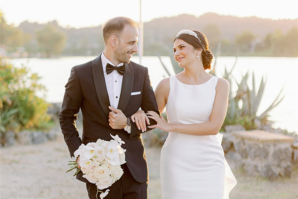 All time classic καλοκαιρινός γάμος στην Κέρκυρα με λευκά τριαντάφυλλα και λυσίανθο │ Έλενα & Χρήστος