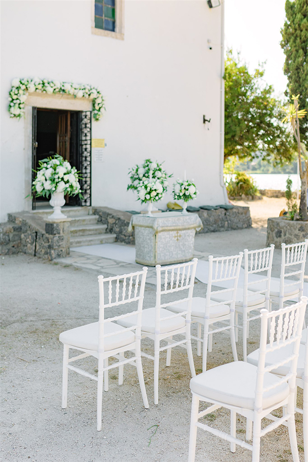 all-time-classic-summer-wedding-corfu-white-roses-lisianthus_20