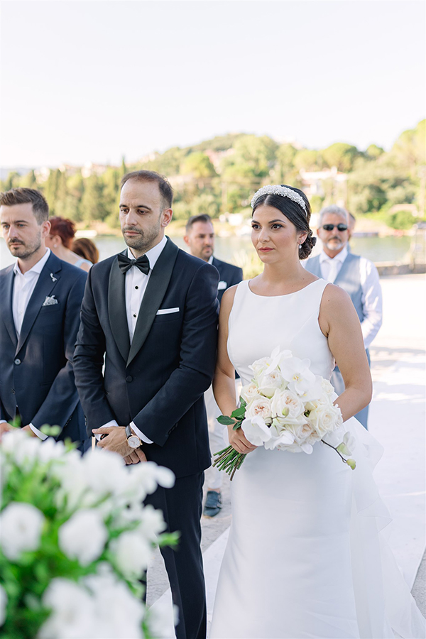all-time-classic-summer-wedding-corfu-white-roses-lisianthus_25