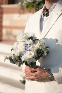 Ρομαντική νυφική ανθοδέσμη με λευκές και γαλάζιες ορτανσίες