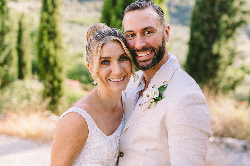 Κομψός καλοκαιρινός γάμος στην Κρήτη με ολόλευκα ρομαντικά λουλούδια │ Emma & Kellen