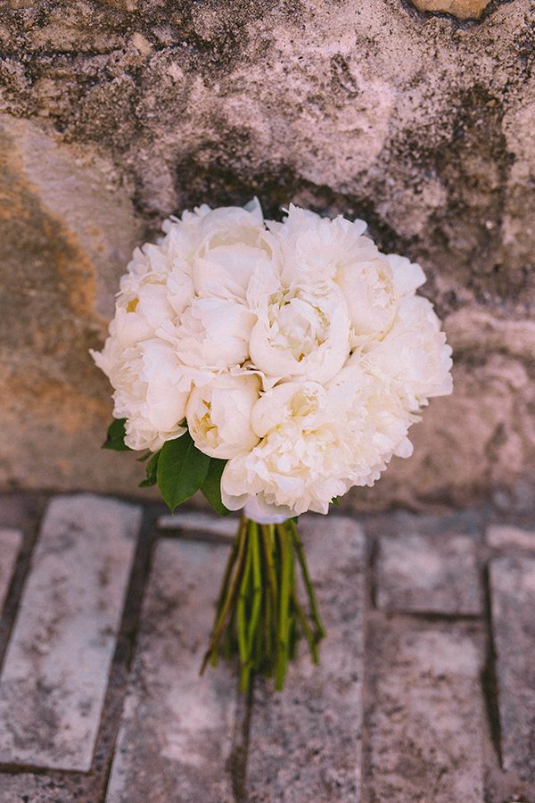 chic-summer-wedding-crete-all-white-romantic-florals_09
