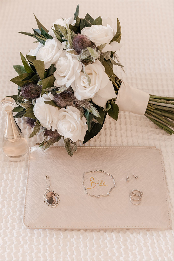 dreamy-summer-wedding-santorini-white-roses-gold-details_06z