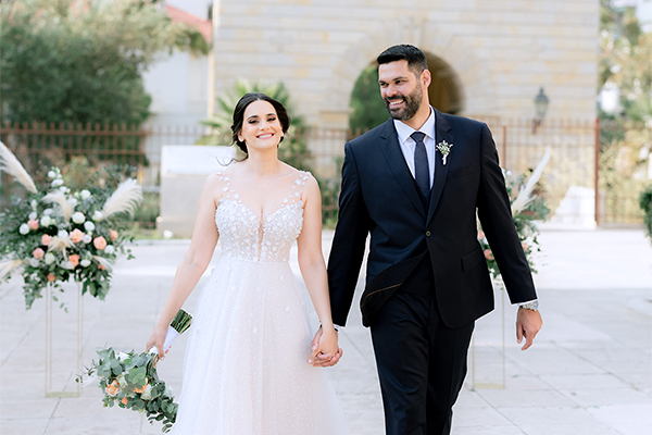 Υπέροχος ανοιξιάτικος γάμος στην Αθήνα με λουλούδια σε coral και λευκές αποχρώσεις │ Κωνσταντίνα & Φώτης