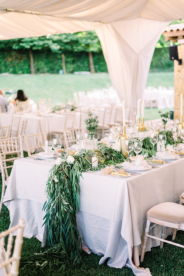 romantic-chic-decoration-ideas-wedding-white-blooms-lush-greeneries_10