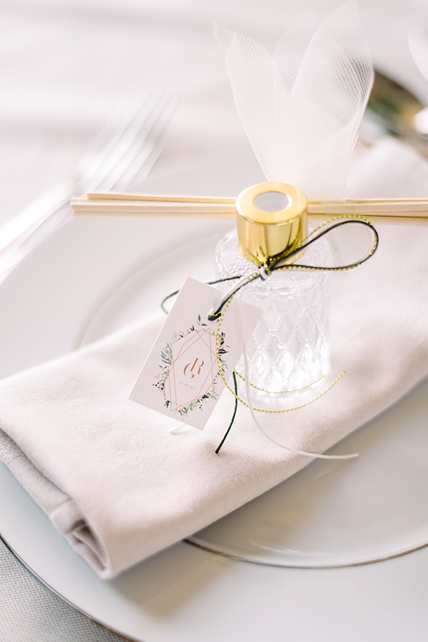 romantic-chic-decoration-ideas-wedding-white-blooms-lush-greeneries_16