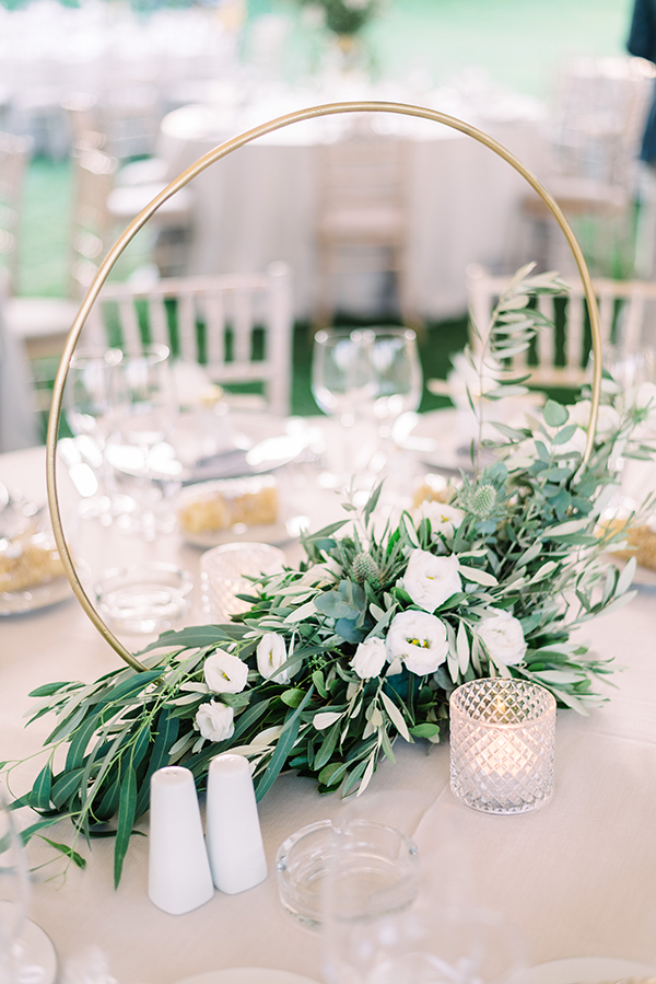 romantic-chic-decoration-ideas-wedding-white-blooms-lush-greeneries_17