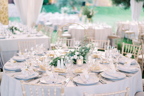 romantic-chic-decoration-ideas-wedding-white-blooms-lush-greeneries_18