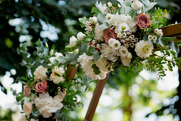 romantic-fall-wedding-roses-lycianthus_22x