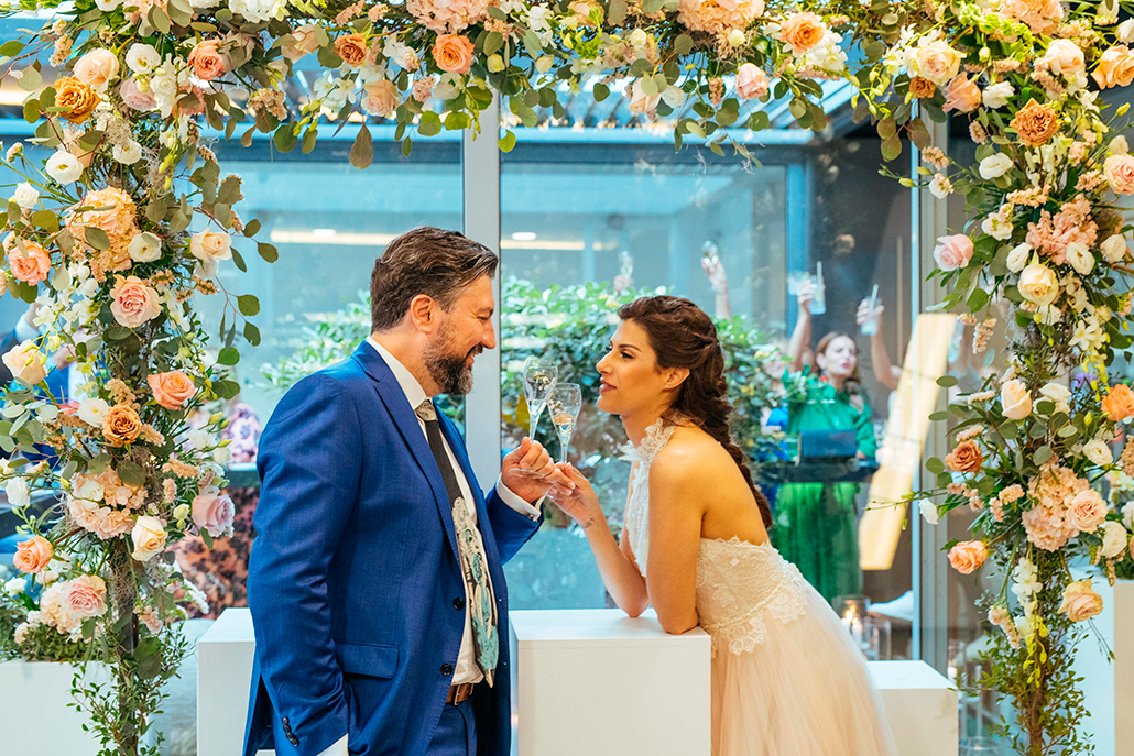 Ανοιξιάτικος πολιτικός γάμος στην Αθήνα με πολύχρωμα λουλούδια και μοντέρνες λεπτομέρειες │ Ναταλία & Κωνσταντίνος