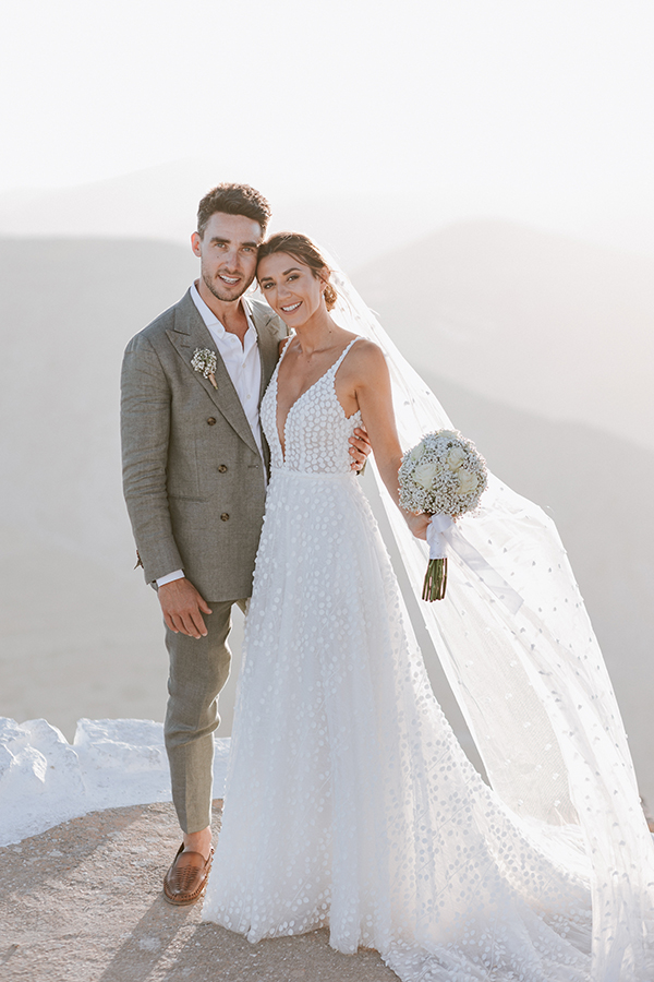 summer-wedding-folegandros-island-baby-breaths-romantic-details_01