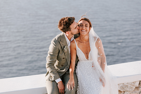 summer-wedding-folegandros-island-baby-breaths-romantic-details_03x