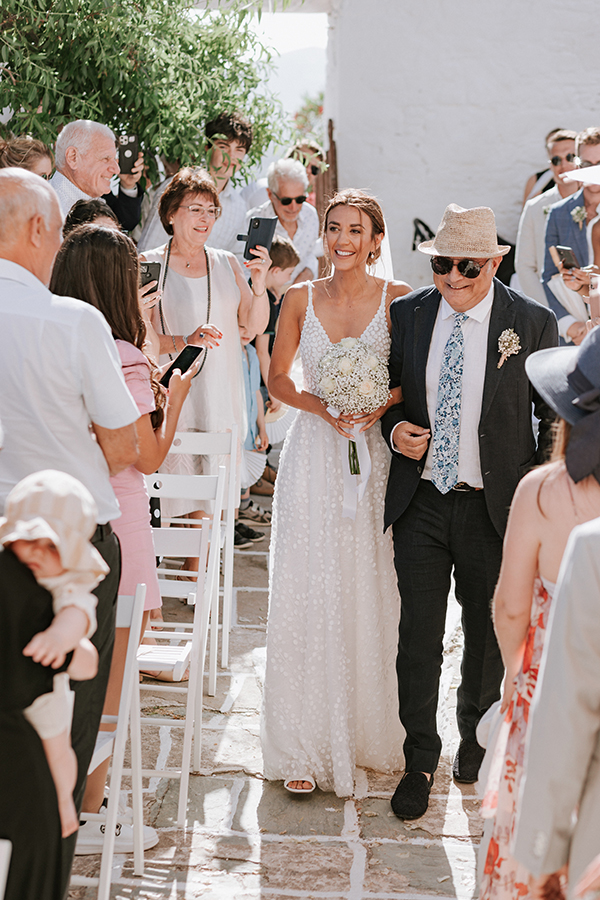 summer-wedding-folegandros-island-baby-breaths-romantic-details_12w