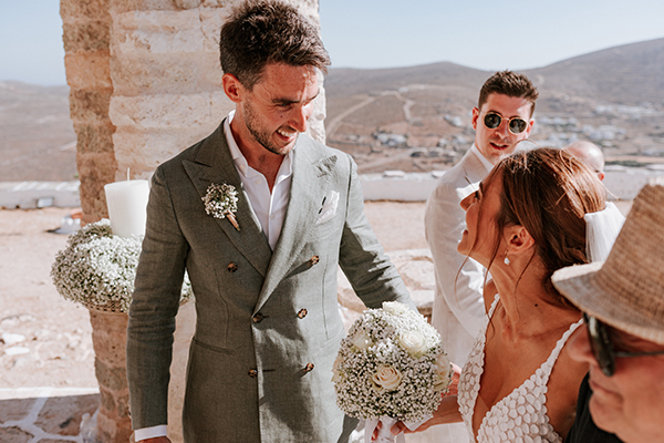 summer-wedding-folegandros-island-baby-breaths-romantic-details_17x