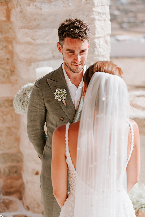 summer-wedding-folegandros-island-baby-breaths-romantic-details_19x