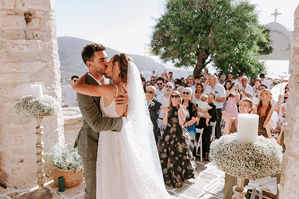 summer-wedding-folegandros-island-baby-breaths-romantic-details_22